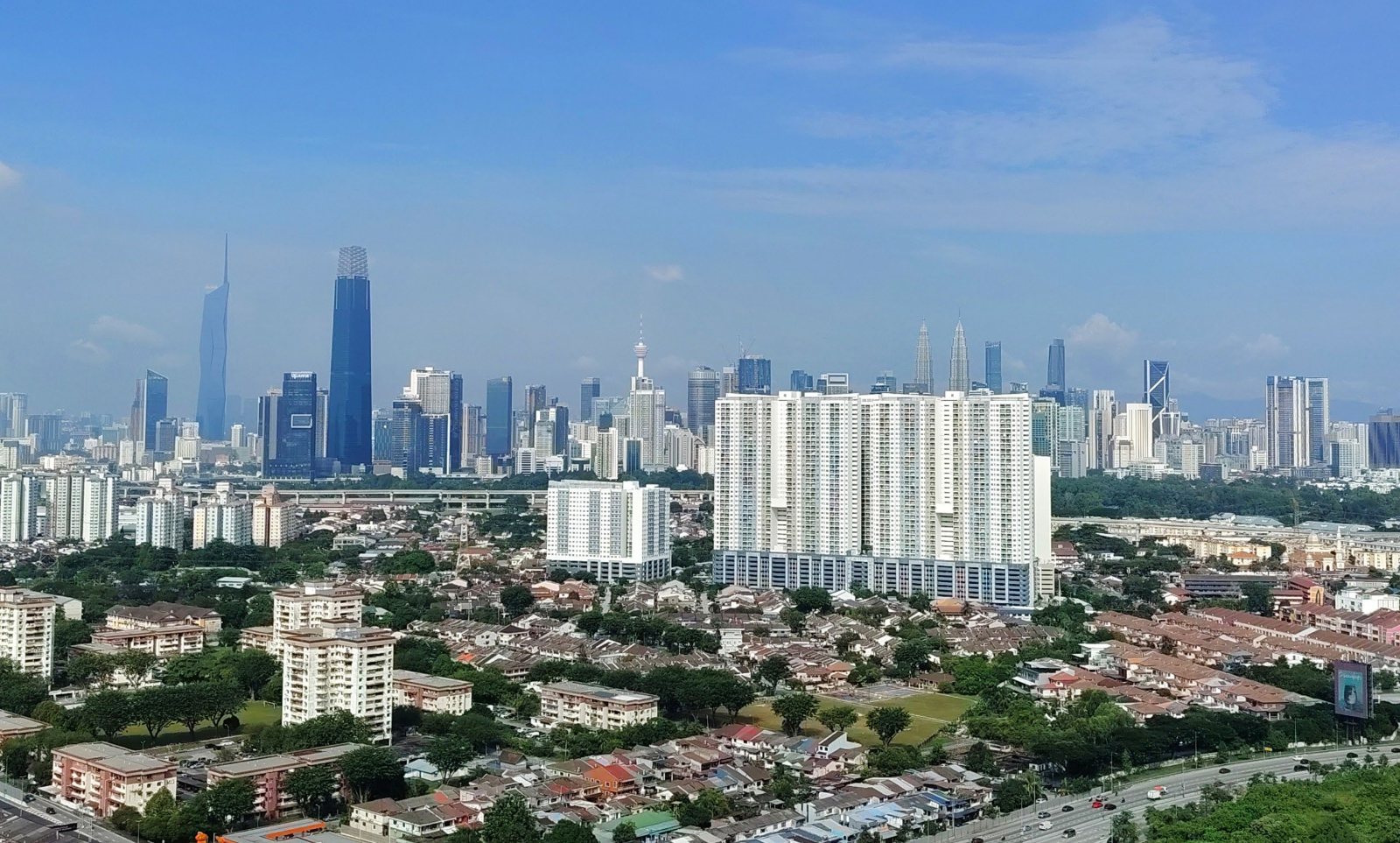 Pemandangan bandaraya Kuala Lumpur dengan KLCC, Merdeka 118 dan TRX dari Pandan Indah